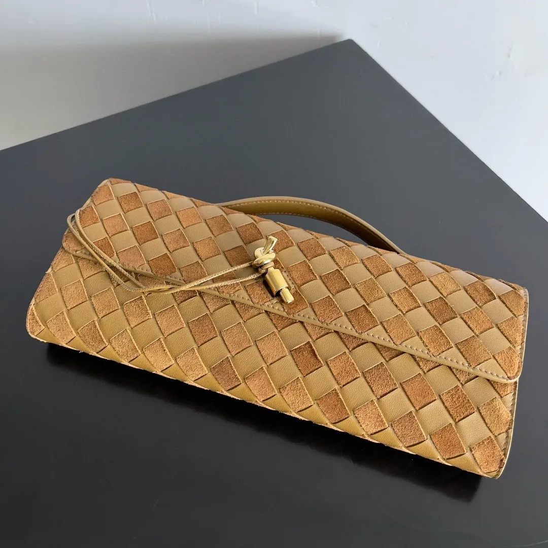 The batch of 1360 BV Andiamo evening handbags has been heavily planted again~ The designer aesthetics in the era of economic downturn are back. I fell in love with it at first sight and can't put it down. It's so beautiful and full of aura. The shape and texture are very competitive. It's light in weight and has sufficient capacity. It's a must-have for fashion people. It's suitable for many occasions, minimalist, high-end and light luxury. Model No.: 741511 (800754) Size: 31*13*3cm